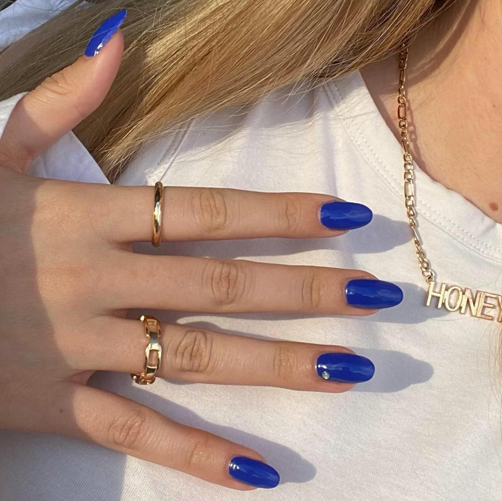 Photo courtesy of Instagram/ @leminimacaron. royal blue electric blue nail polish trend